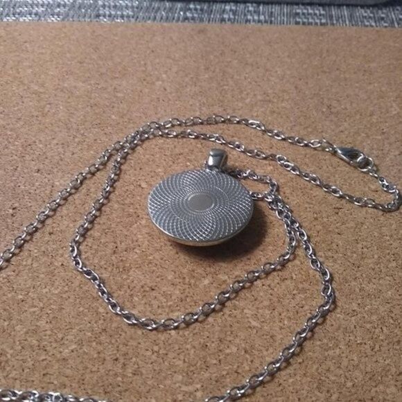 Day & Night Ying Yang Necklace - Picture 2 of 9